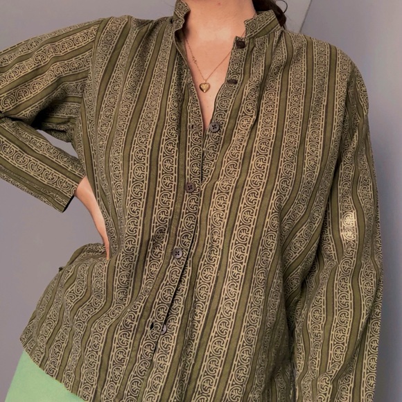 Sage green 🌿🍃patterned blouse - Picture 3 of 4